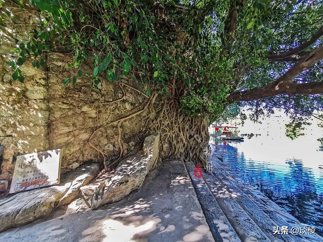 这个古镇好奇怪，门前放元宝，商号大门开洞，城隍爷与关二爷作伴