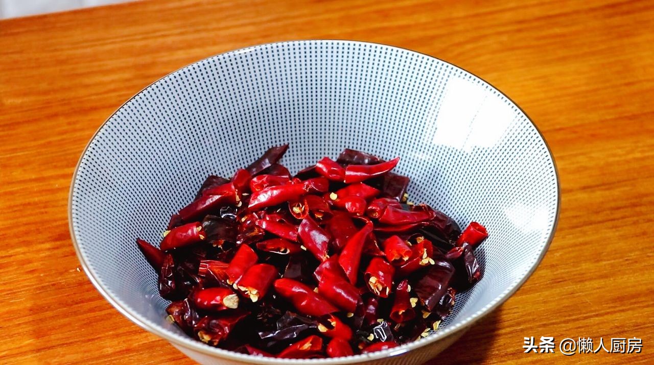 辣椒裹上面炒一下怎么做,面酱炸辣椒做法