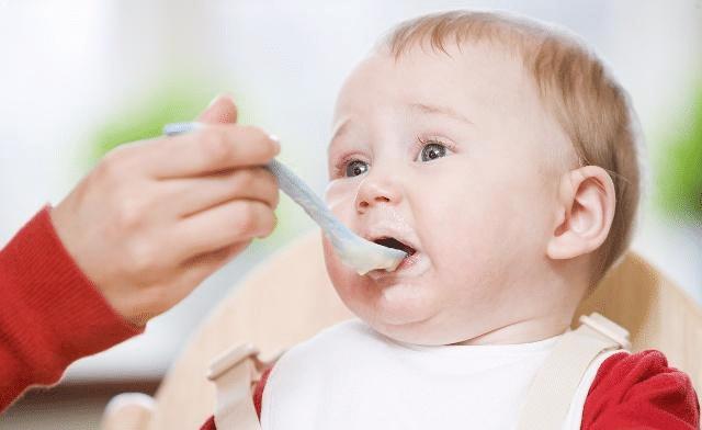 宝宝总是打嗝就吐奶怎么回事啊,宝宝总是打嗝反胃吐奶