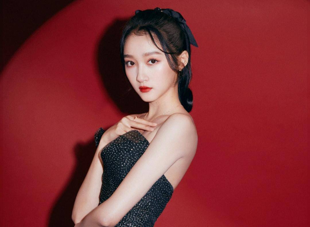 关晓彤素颜起床片段,关晓彤深夜秀香肩