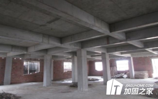 现浇楼板四角出现45度裂缝,现浇楼板沿梁走向裂缝要紧吗