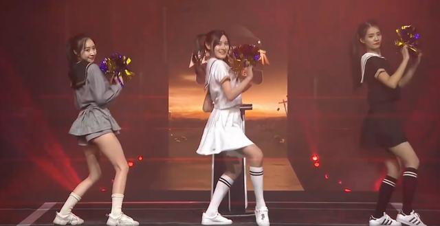 美女啦啦队中场跳舞，解说直言选手要压不住枪了