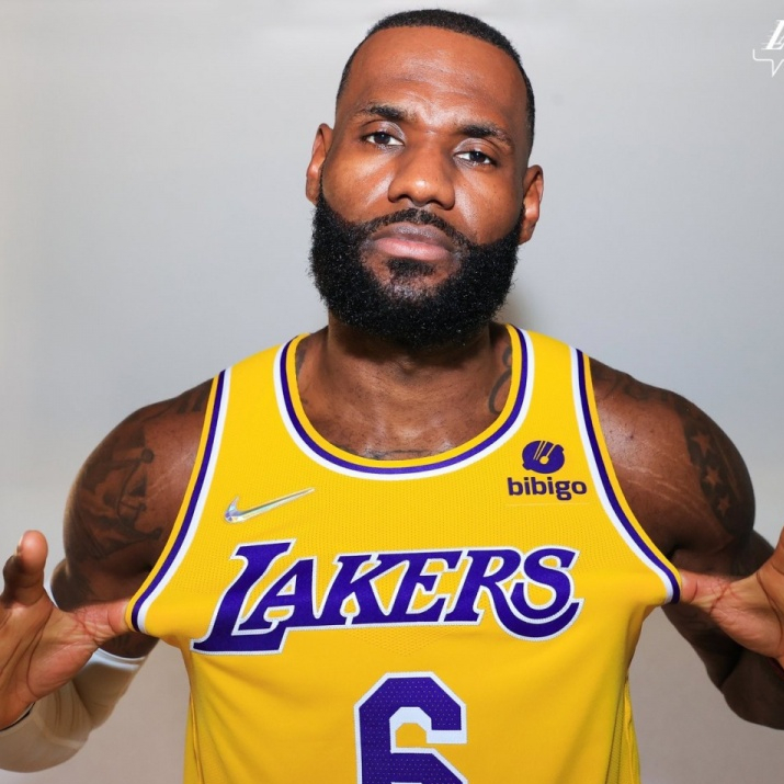 好事成双篮球,詹皇球衣