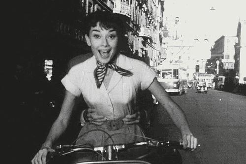 跨越半世纪的经典搭配王丝巾，这都当衣服穿了？