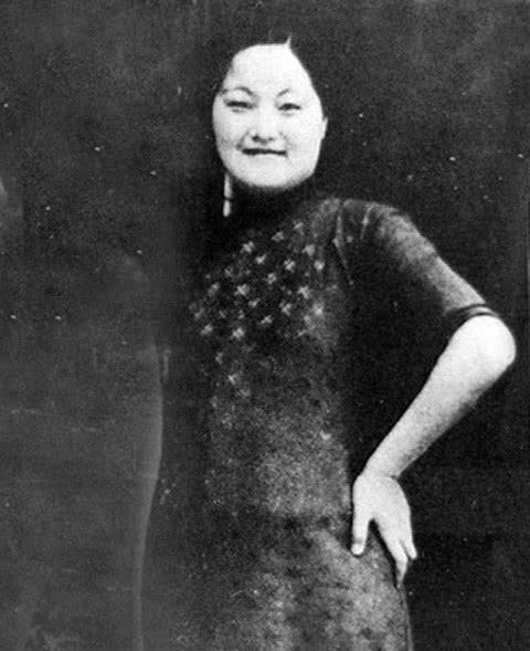 月薪抵人家一年,披金戴银,死后后辈瓜分遗产,却发现首饰全假货