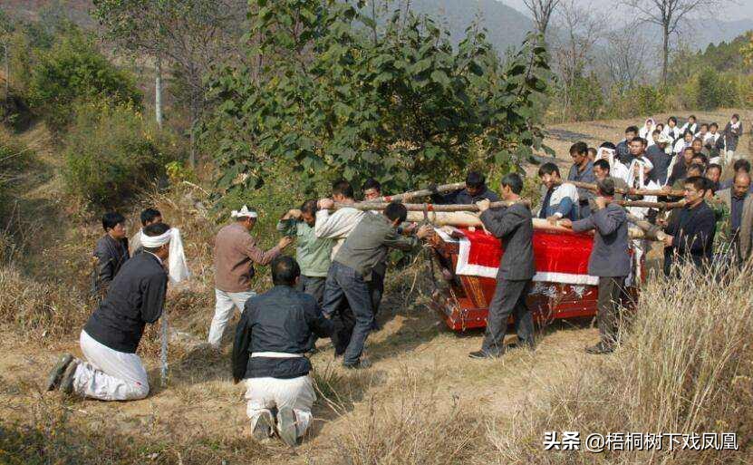 出殡的时候拿着一束花要紧么,出殡以后家门口放把刀