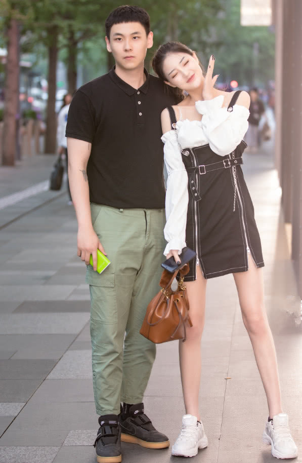 穿背带裙显腿短,背带裙好显腿长