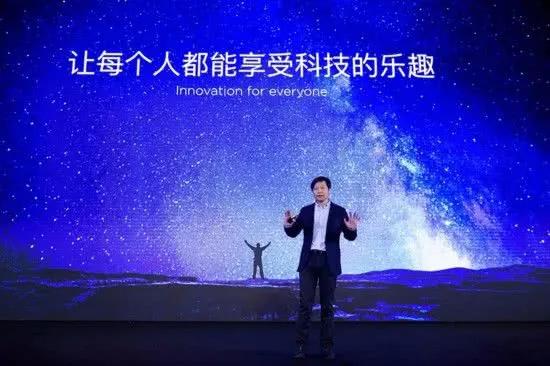 戴口罩直播一天卖300百万的雷军，像极了当初的李嘉诚。