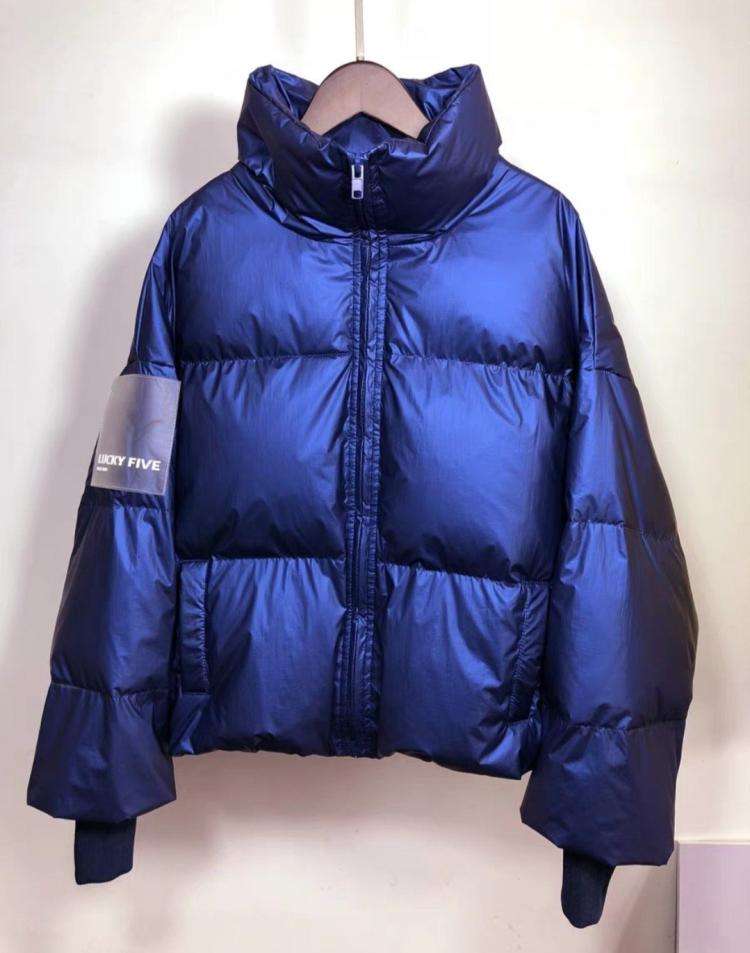 寒冷冬天穿羽绒服如何搭配才好看 (冬天的羽绒服怎么穿才好看)