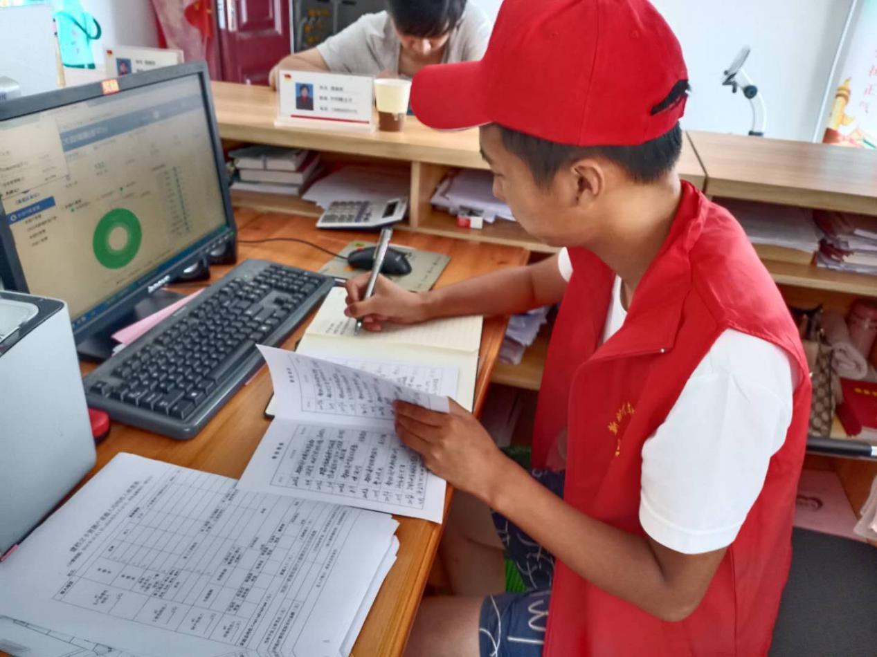 东至县泥溪镇:参加脱贫攻坚社会实践的特长生