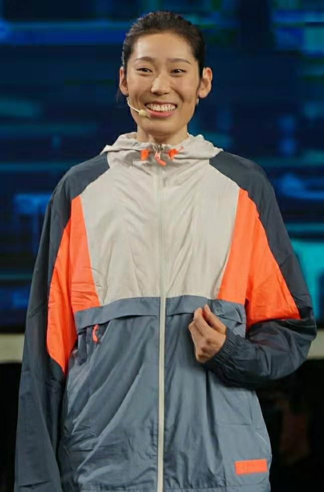 朱婷与男足队员直接对话，语重心长送给男足四个字