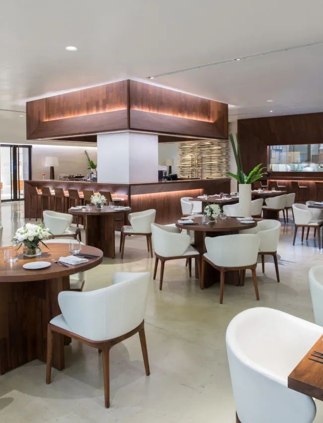 一件衣服卖2400元,一件衣服卖1000美元