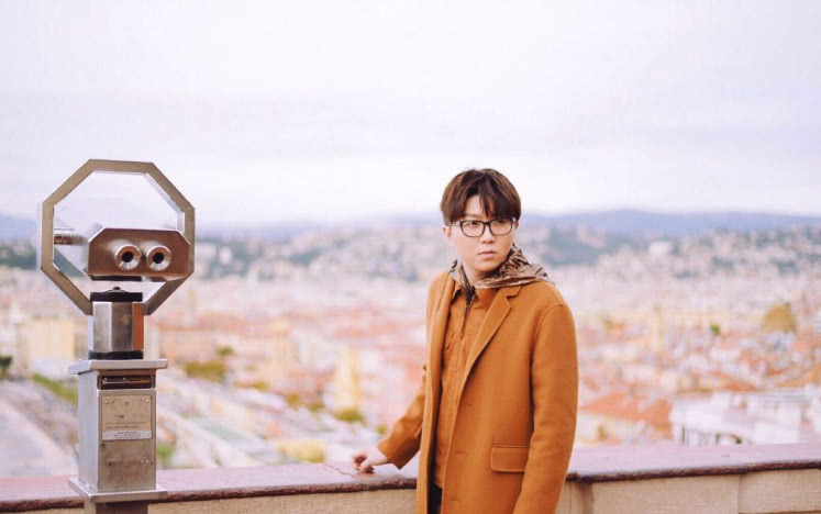 毛不易初次去我们的客栈,毛不易在亲爱的客栈玩魔方