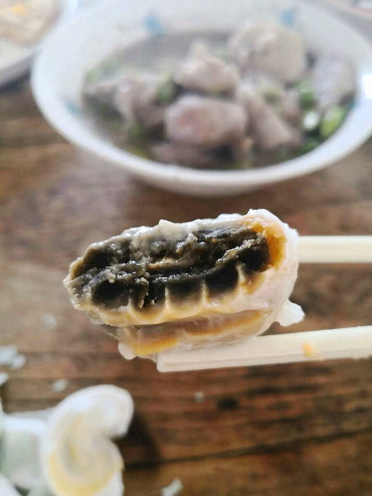 腌出来的臭鸡蛋苦能吃吗,腌臭的鸡蛋吃了好吗