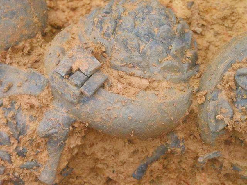 中国一一个神秘山洞，洞里面竟然藏有大量的财宝，但是却很难拿到