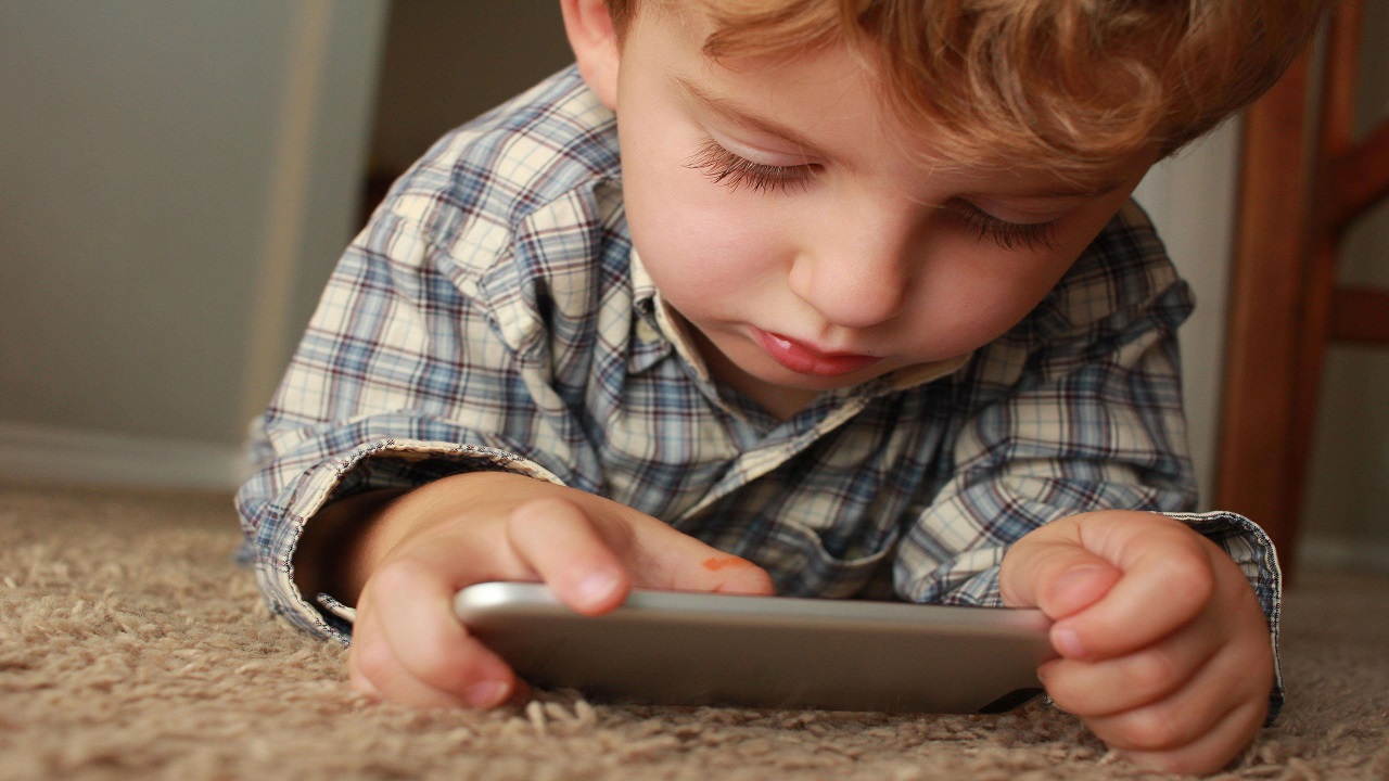 孩子学习成绩不好，熬夜沉迷游戏，三个方法教你说服孩子自制