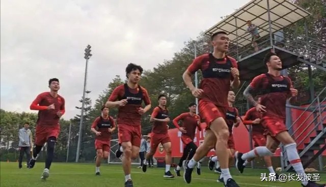 盘点球迷骂国足的名场面,球迷现场怒批国足