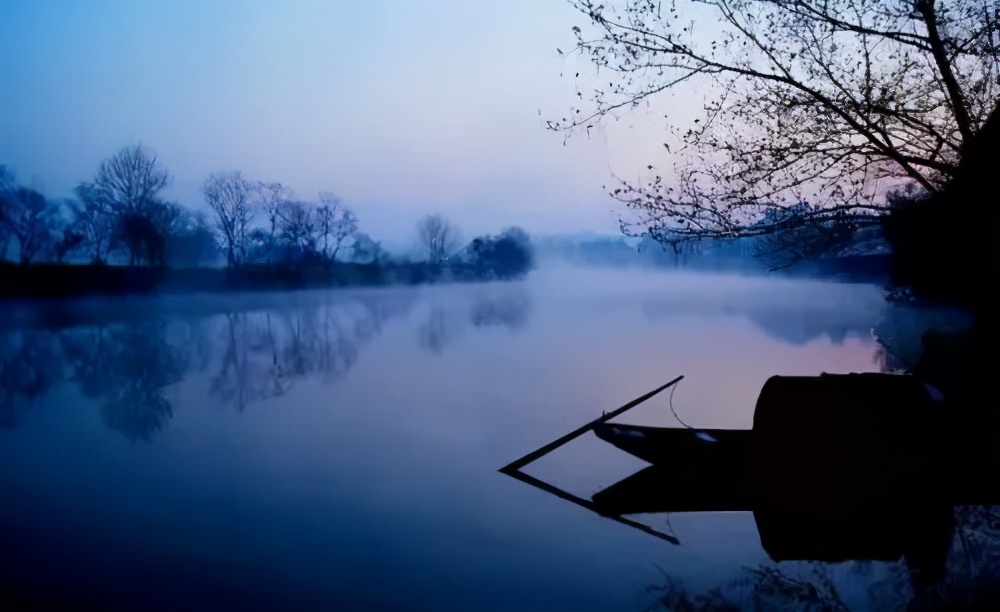 微波荡漾，依依流水蜿蜒，半树桃花朱红淡褪