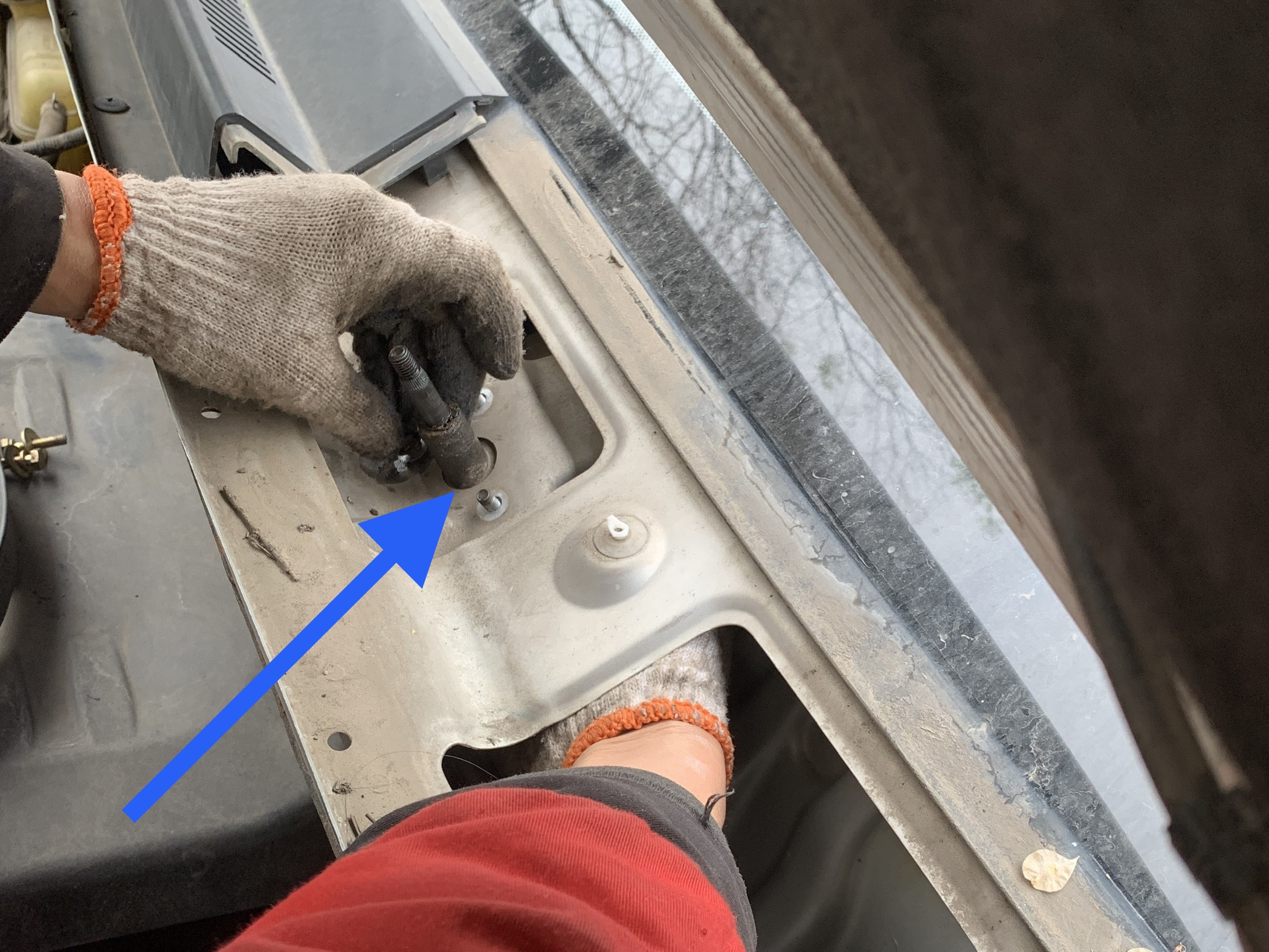 汽车雨刷器卡住了,雨刷臂压不住玻璃