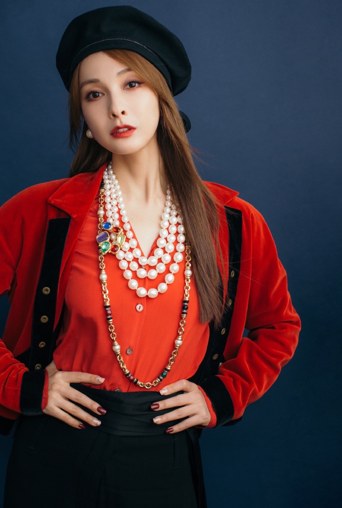 吴昕惊艳装扮,吴昕拼色贝雷帽