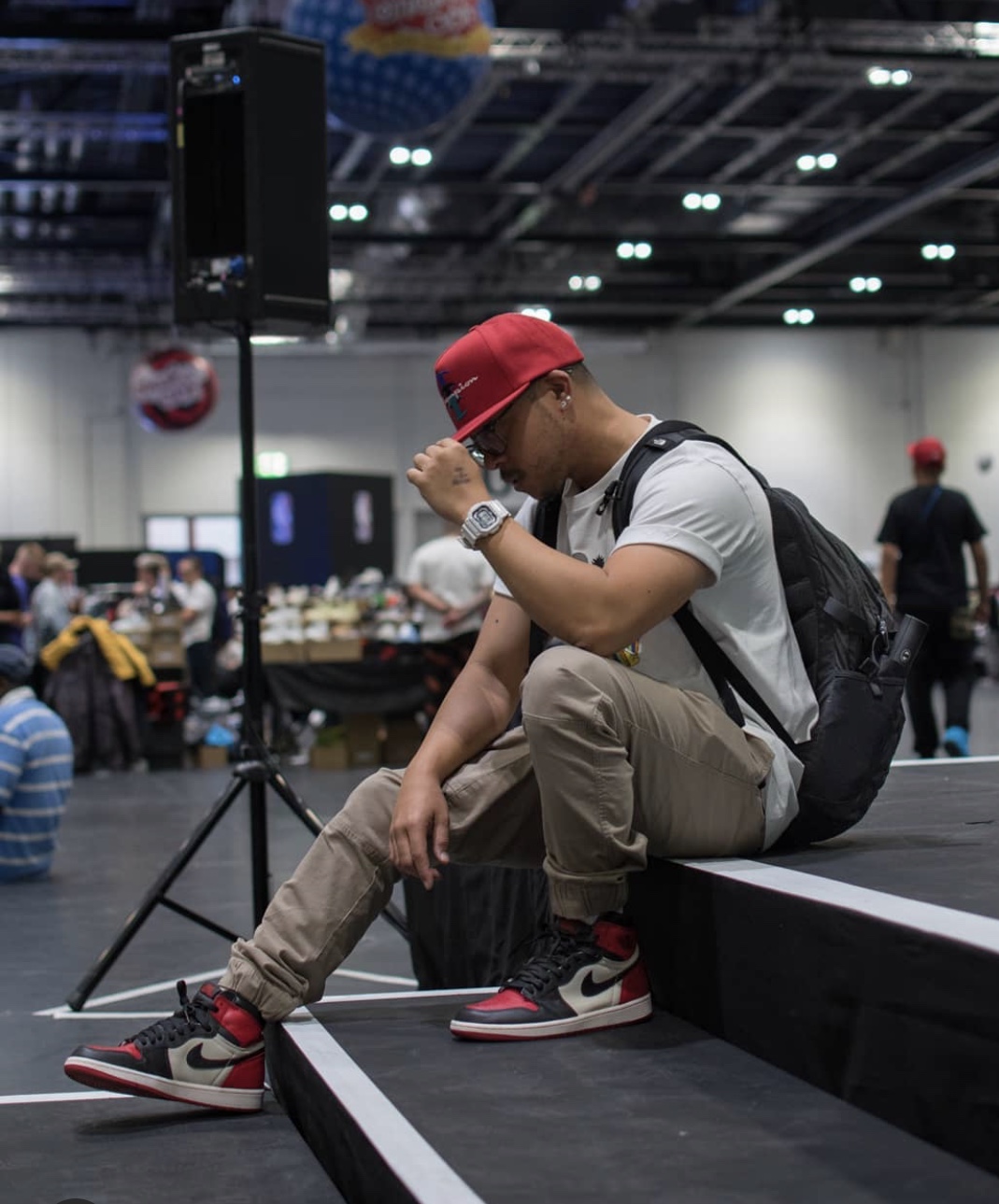 为什么aj1黑紫色是皮革的,为什么aj1有些鞋的底色是黄的