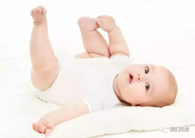 吐奶和溢奶的正确处理方式,吐奶溢奶的正确方法