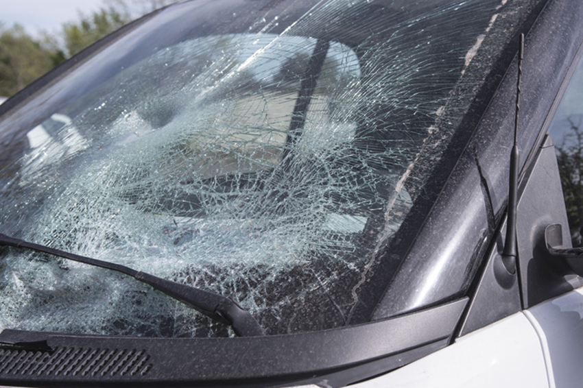 冬天前挡风玻璃冻冰怎么处理,前挡风玻璃冻冰能用玻璃水吗