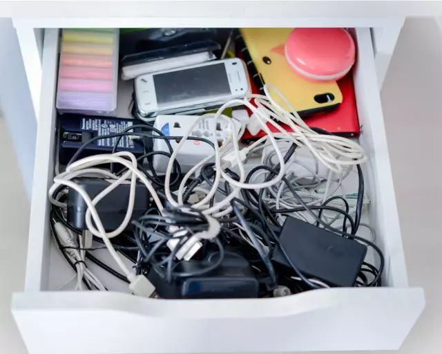 耳塞怎么弄不会打结,耳塞和充电线