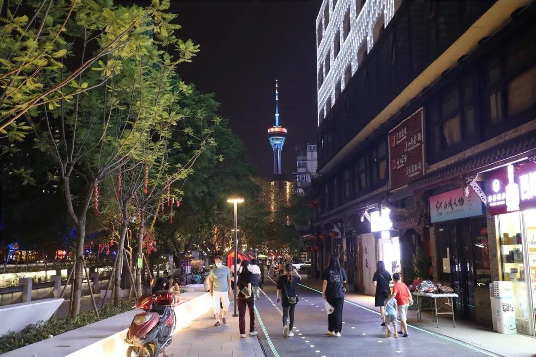 “当当......”快上车，成都的夜生活开始了