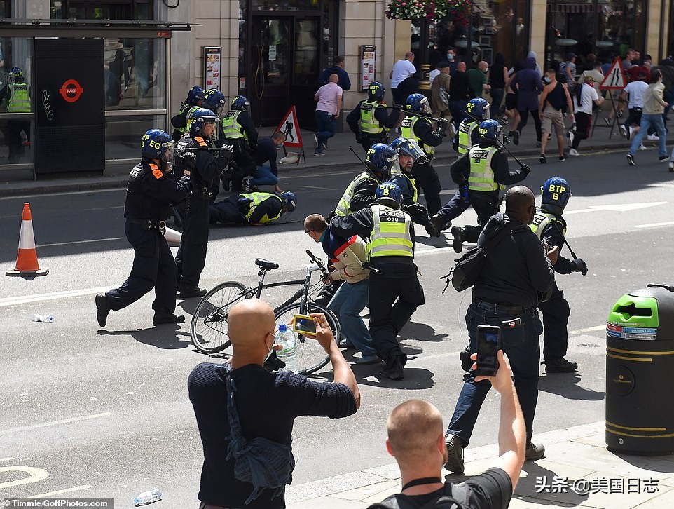 英国抗议人群与警方爆发冲突,英国白人右翼和反种族主义