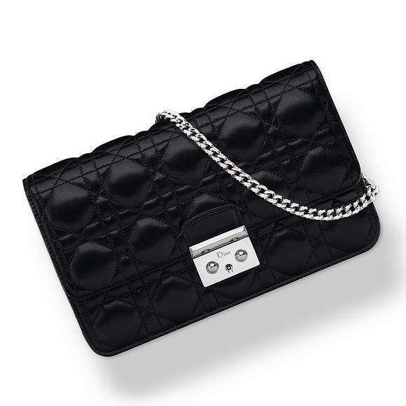 迪奥新款包包品牌怎么鉴定,迪奥马鞍包皮料正品是哪里的