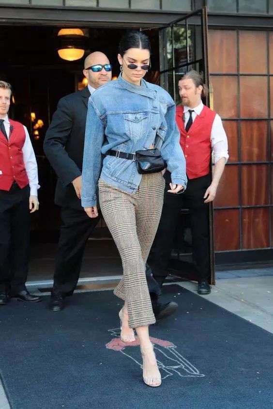 大衣配背包好看吗,大衣配短款包包显个高