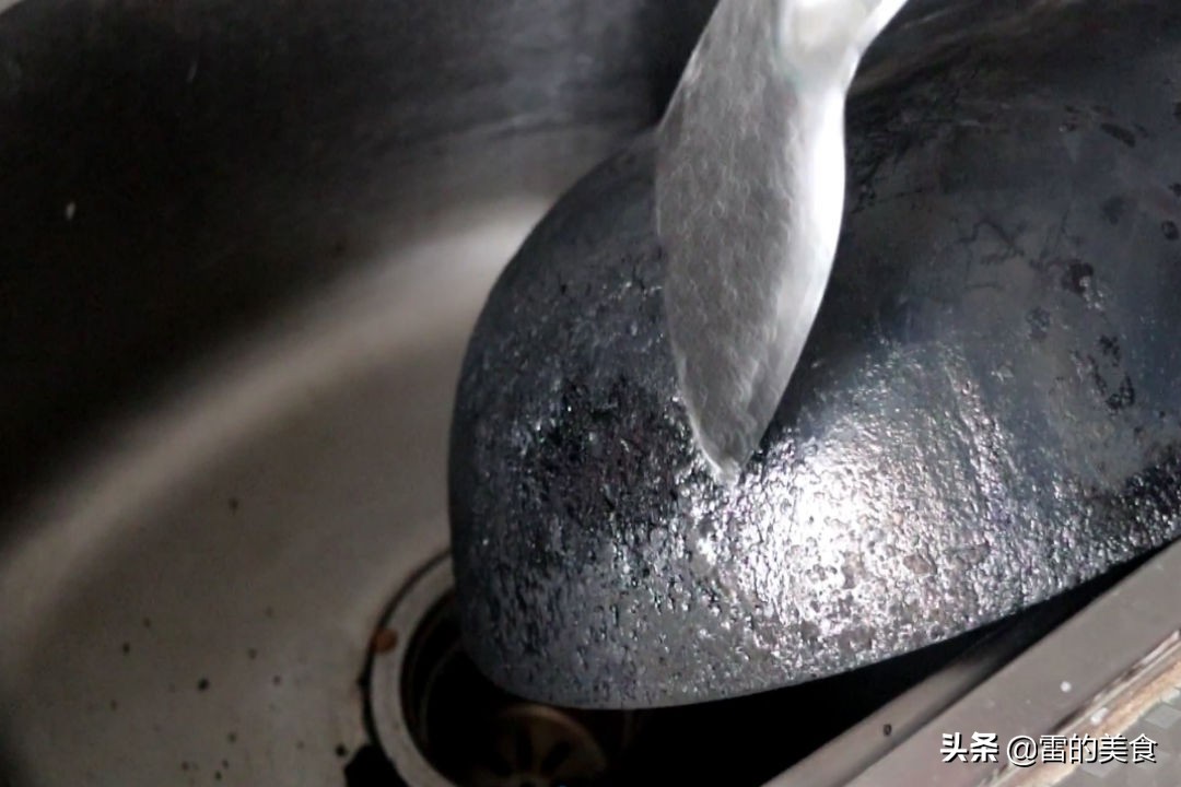 炒菜锅用久了又脏又粘,炒菜锅粘锅清洗小妙招