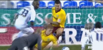 孙继海足球最佳防守视频,孙继海1v4奇迹解围完整版现场观众