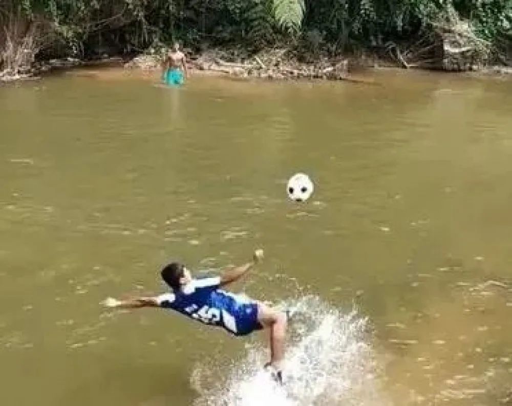 快喊国足来看布朗族小伙!水里都能踢,这么练也许就出线了