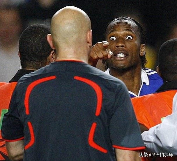 德罗巴捧起欧冠,德罗巴顶牛