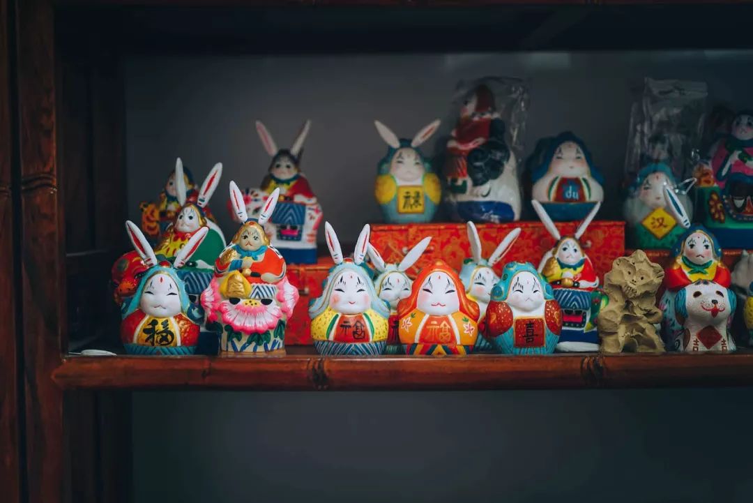 非遗守艺人｜他把泥“玩”出了花样，让有400年历史的老北京兔儿爷也跟上时代