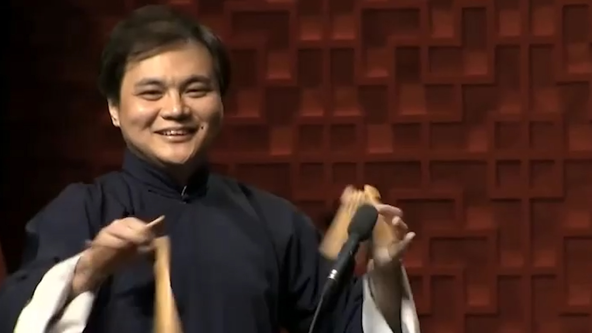 岳云鹏向男足道歉，高峰被国安粉丝堵，女足胜利后德云社争议不断