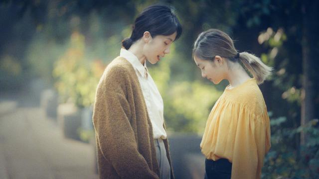 黄磊女儿多多穿长裙聚会,黄磊女儿多多吊带红唇