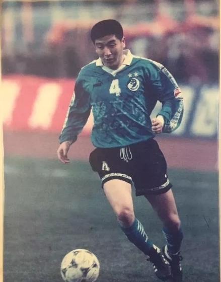 足坛首位为中国捐款的球员,足坛第一位向中国捐款的球星