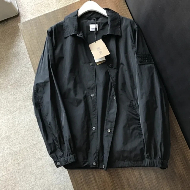 巴宝莉风衣58码出售,巴宝莉风衣巴黎时装周2020