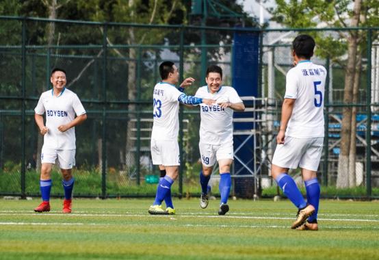 华晨宝马第一名,足球联赛榜首之战