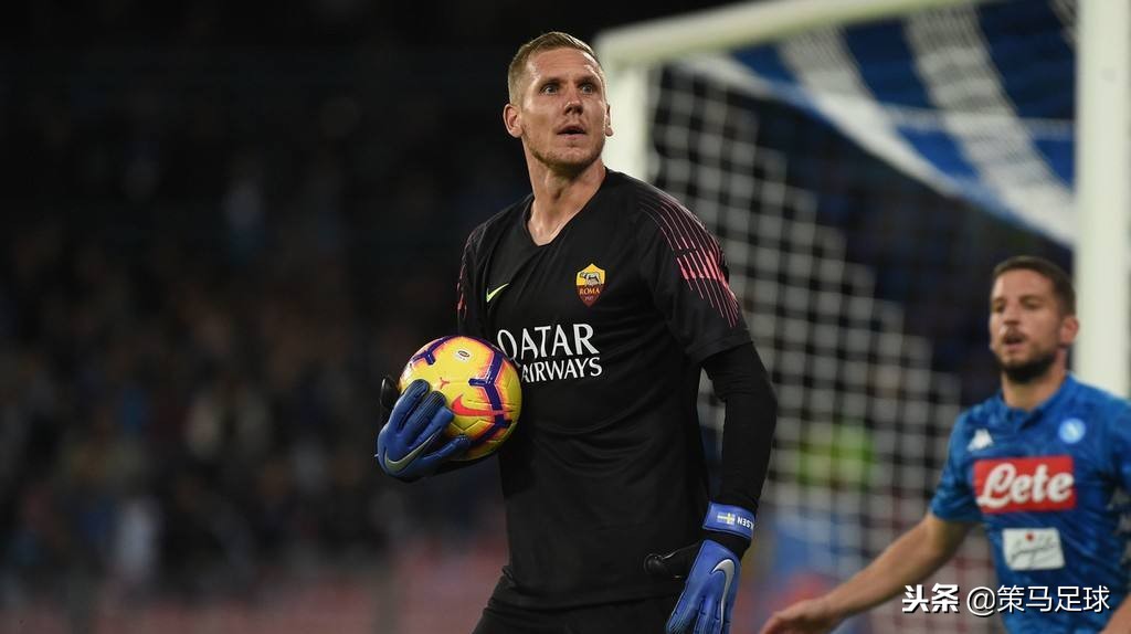 尴尬！诡异愣神2秒后送空门，之前被对手穿裆，匪夷所思的丢球