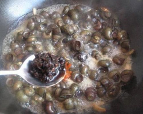 炒田螺要不要先“焯水”?很多人弄错了,难怪田螺腥味重不嫩不鲜