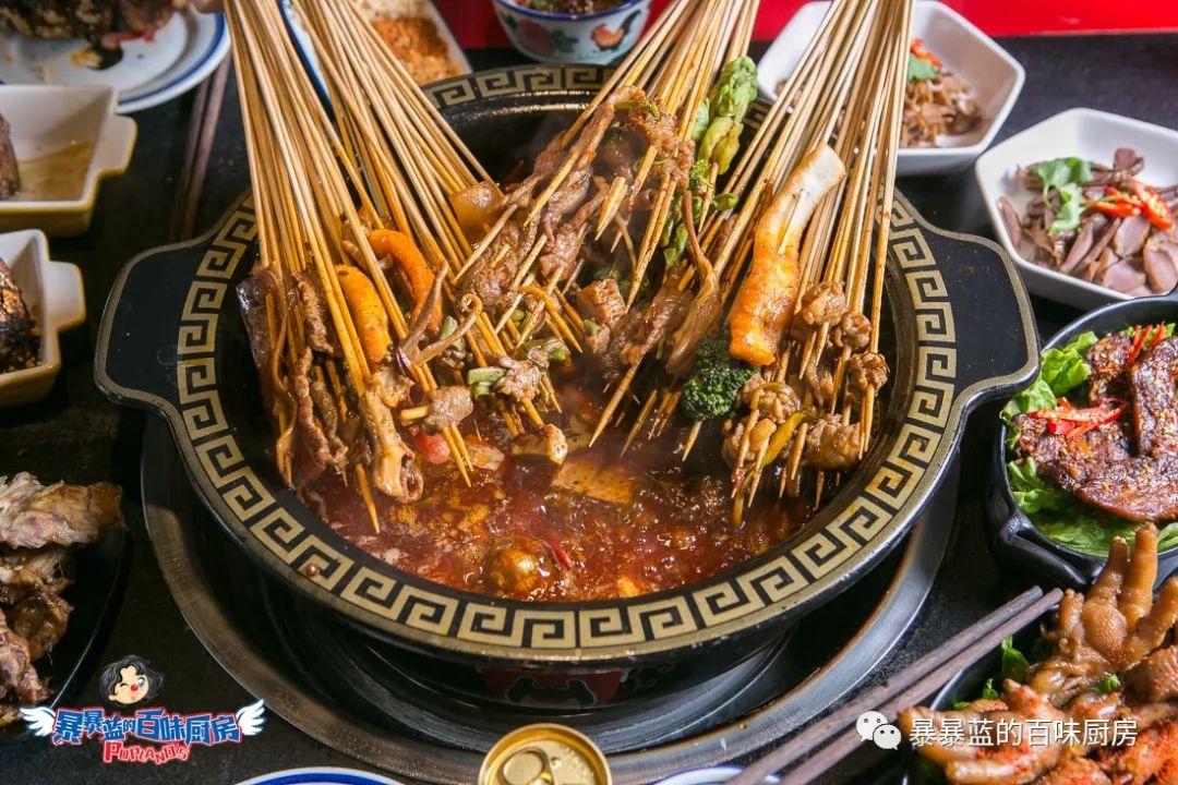 当成都老板爱上沈阳老雪,他开的串串香店锅底都有1瓶大绿棒