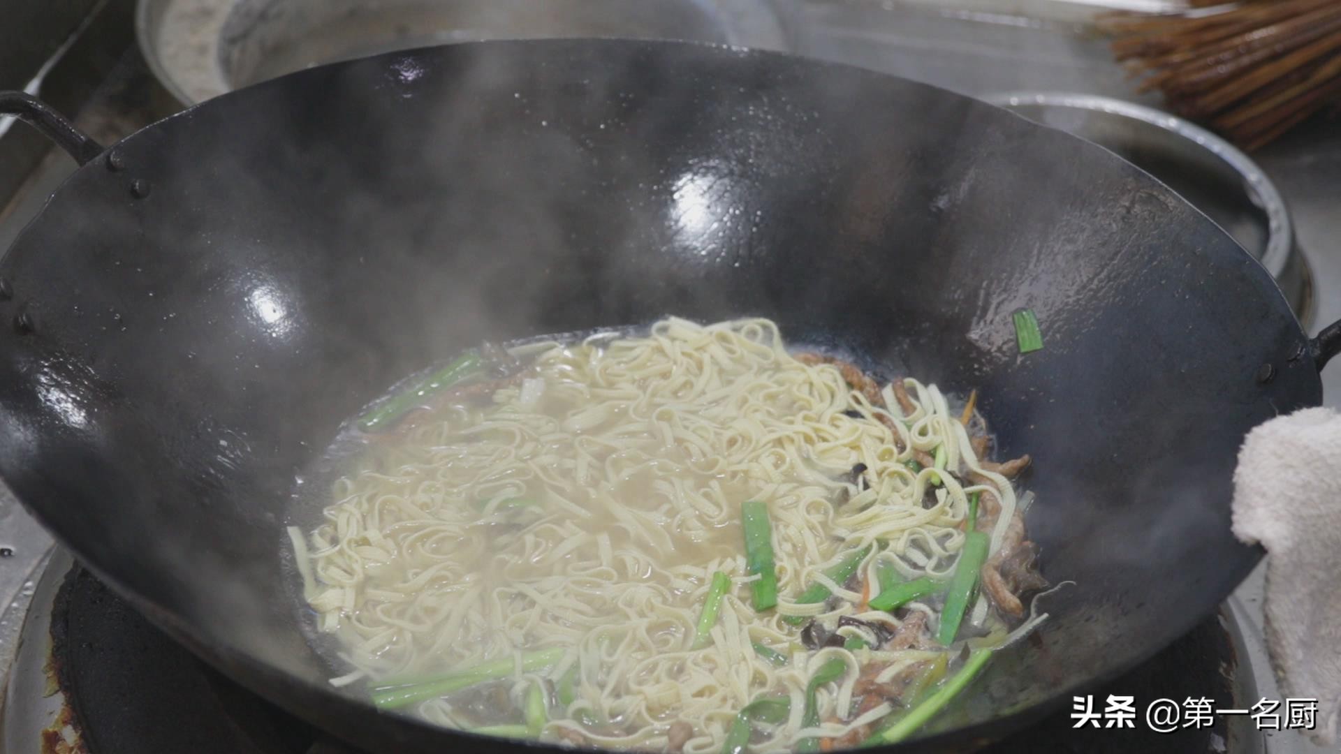 饭店的豆腐皮怎么凉拌的,四川正宗川味水煮麻辣豆腐皮做法