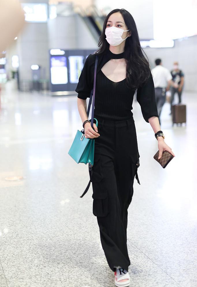 韩雪穿衣也不安分，硬在胸前“挖个洞”太大胆，不仅不俗还更性感