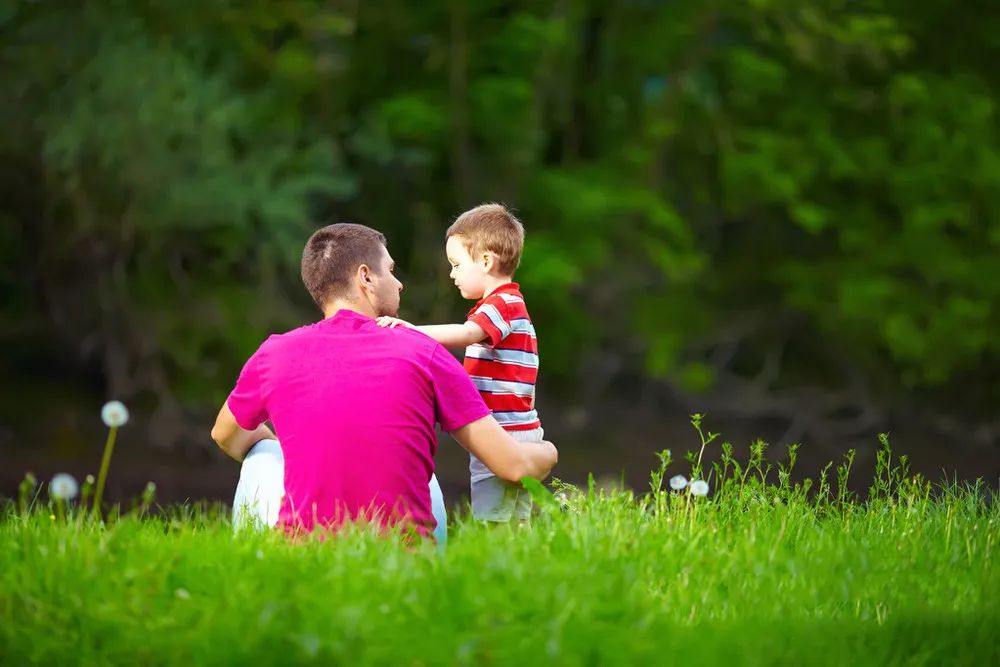 迪士尼噗噗熊被打,家长叫嚷“道歉了还想咋”:没有边界的爱是害