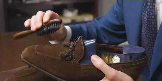 不同材质保养鞋子技巧,不同皮质鞋子的保养方法