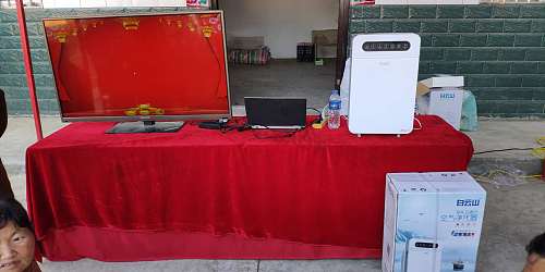 村里有人来推销卖东西能报警吗,村里来了一伙人卖电器